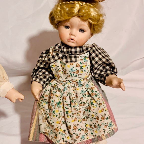 Collectible pioneer Boy & Girl 10” porcelain dolls - Picture 3 of 5